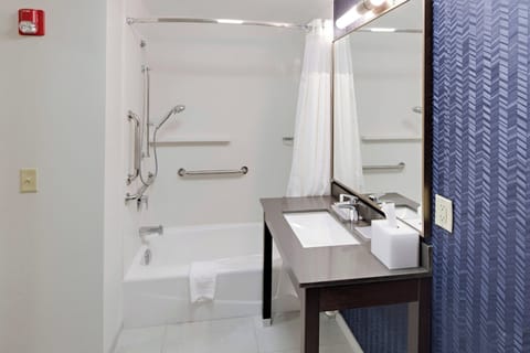 Room, 1 King Bed | Bathroom | Free toiletries, hair dryer, towels