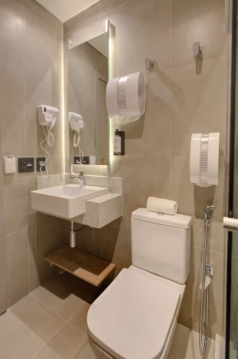 Studio, 1 Twin Bed, Shared Bathroom | Bathroom | Shower, free toiletries, hair dryer, towels