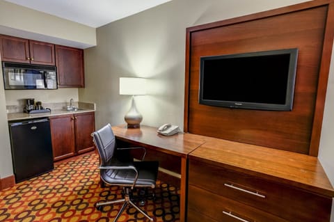 Suite, 1 King Bed, Non Smoking | Living area | 32-inch flat-screen TV with cable channels, TV