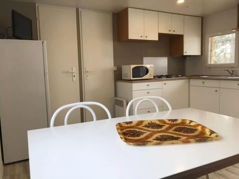 Comfort Mobile Home | Private kitchen | Fridge, microwave, stovetop, cookware/dishes/utensils