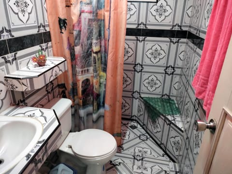 Family Triple Room | Bathroom | Shower, rainfall showerhead, hair dryer, towels