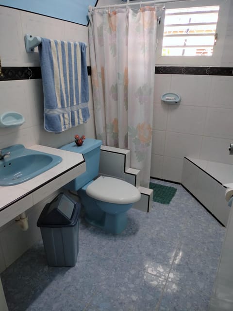 Comfort Triple Room | Bathroom | Shower, rainfall showerhead, hair dryer, towels