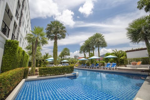 Outdoor pool, pool umbrellas, sun loungers