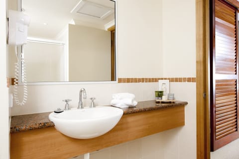 One Bedroom Spa Suite | Bathroom | Free toiletries, hair dryer, towels