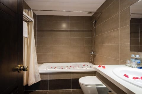 Senior Room | Bathroom | Combined shower/tub, free toiletries, hair dryer, slippers