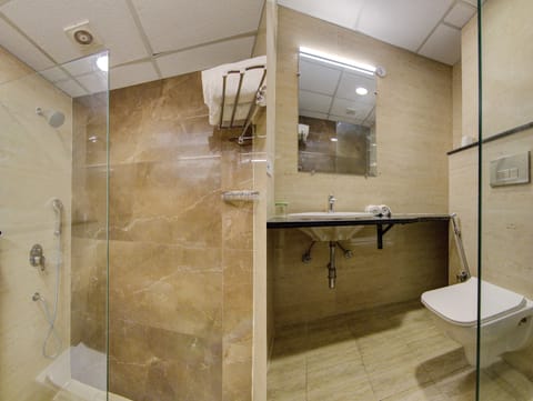 Standard Double Room | Bathroom | Free toiletries, towels, soap, shampoo