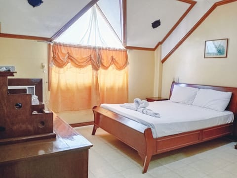 Deluxe Room | In-room safe, iron/ironing board, free WiFi, bed sheets