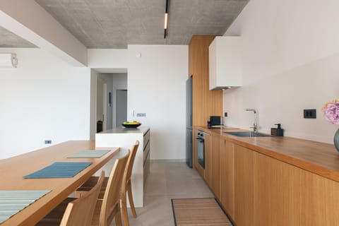 Fully equipped kitchen.