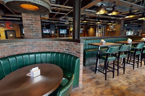 Breakfast, lunch, dinner served; international cuisine 