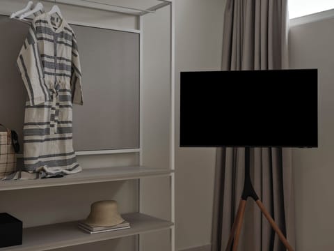 Basement Level Double Room with Window | Free WiFi, bed sheets