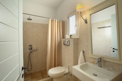 Shower, rainfall showerhead, free toiletries, hair dryer