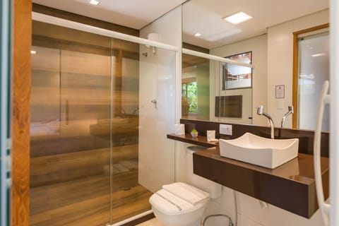 Superior Suite | Bathroom | Shower, towels