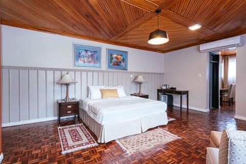 Executive Suite | Egyptian cotton sheets, premium bedding, Select Comfort beds, minibar