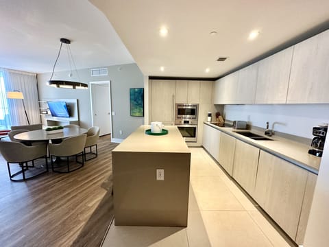 Deluxe Apartment | Private kitchen | Fridge, microwave, oven, stovetop