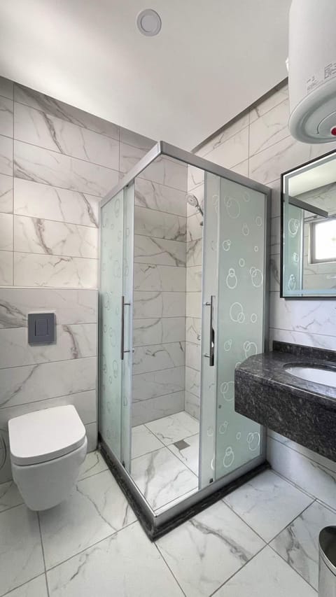 Deluxe Room | Bathroom | Rainfall showerhead, hair dryer, slippers, bidet