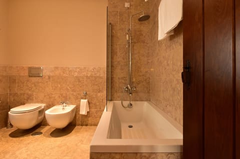 Superior Room | Bathroom | Combined shower/tub, eco-friendly toiletries, hair dryer, bathrobes