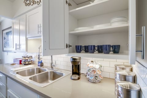 Wake up to the aroma of freshly brewed coffee with this coffee make.