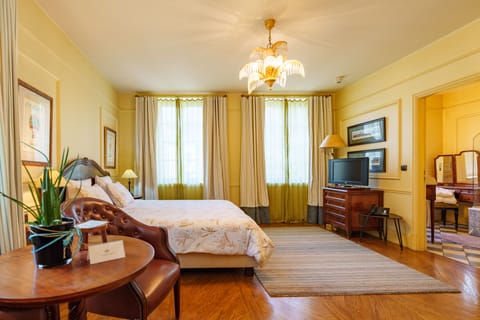 Classic Double Room | Minibar, in-room safe, desk, iron/ironing board