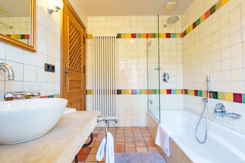 Superior Double Room | Bathroom | Bathrobes, towels