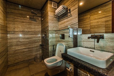 Deluxe Double Room | Bathroom