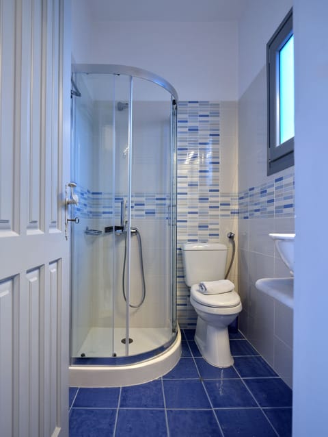 Superior Room, Sea View | Bathroom | Free toiletries, hair dryer, slippers, towels