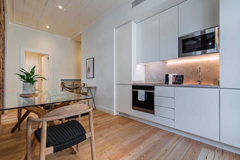 Superior Apartment | Private kitchenette | Fridge, microwave, oven, stovetop