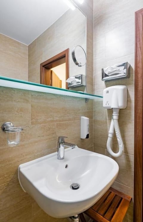 Junior Suite | Bathroom amenities | Shower, hydromassage showerhead, free toiletries, hair dryer