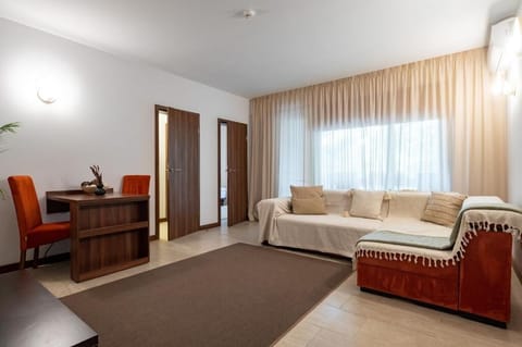 Junior Suite | Living room | 101-cm flat-screen TV with cable channels, TV