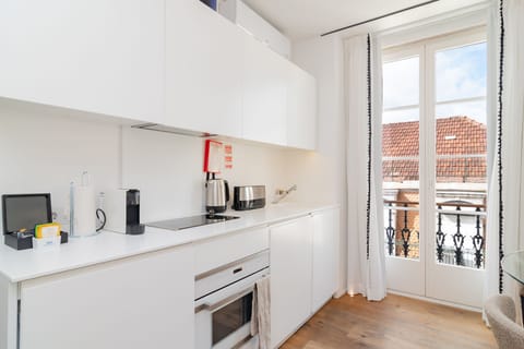 Superior Apartment | Private kitchenette | Electric kettle, highchair