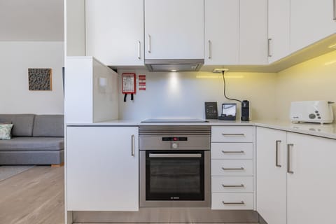 Garcia 28 | Apartment 0B | Private kitchenette | Microwave, oven, stovetop, dishwasher