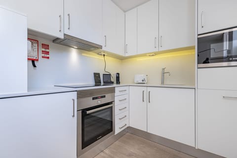 Garcia 28 | Apartment 0B | Private kitchenette | Microwave, oven, stovetop, dishwasher