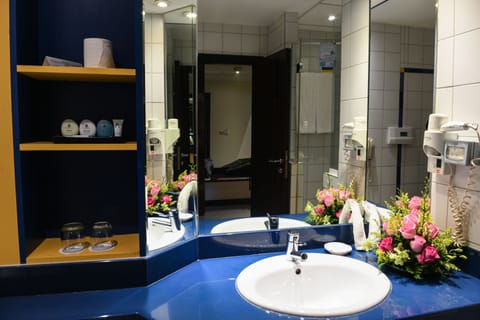 Superior Twin Room | Bathroom | Free toiletries, hair dryer, slippers, bidet