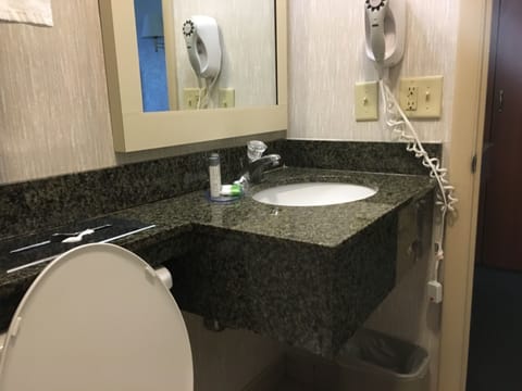 Combined shower/tub, hair dryer, towels