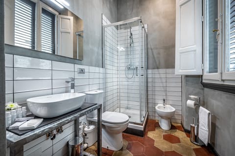 Superior Double Room | Bathroom | Shower, free toiletries, hair dryer, slippers