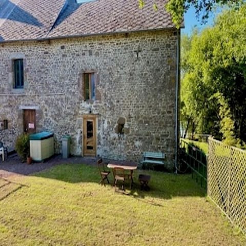 garden view of the front of the
cottage