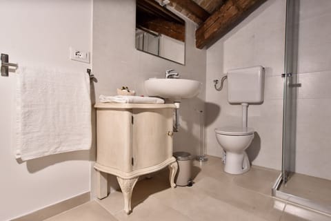 Panoramic Double or Twin Room | Bathroom | Hair dryer, towels, soap, shampoo