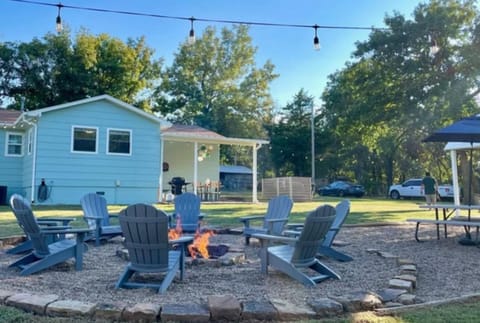 Huge private space! FIRE PIT | GRILL | HORSESHOES | CORNHOLE | GIANT JENGA 