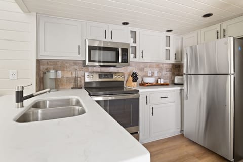 Comfort Cabin | Private kitchen | Microwave, coffee/tea maker