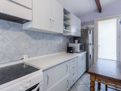 Cabinetry, Countertop, Property, Furniture, Drawer, Kitchen, Wood, Interior Design, Building