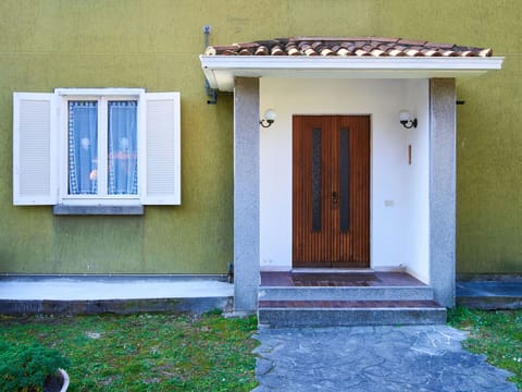 Water, Sky, Cloud, Swimming Pool, Building, Tree, Aqua, Leisure, Resort Town, Plant