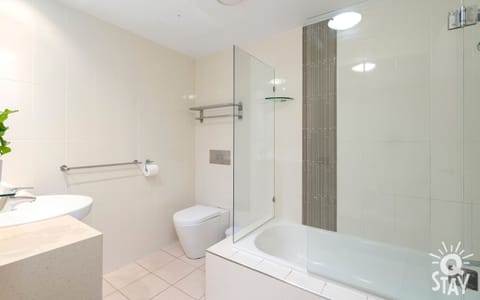 Apartment, 2 Bedrooms, Ocean View | Bathroom | Towels, soap, shampoo, toilet paper