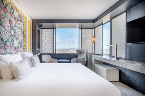 Deluxe Panorama corner (lounge access) | Egyptian cotton sheets, premium bedding, in-room safe, desk