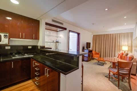 Deluxe Studio Suite, 1 King Bed | Private kitchen | Dining tables