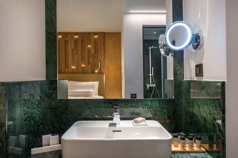 Grand Deluxe Room | Bathroom | Shower, rainfall showerhead, free toiletries, hair dryer