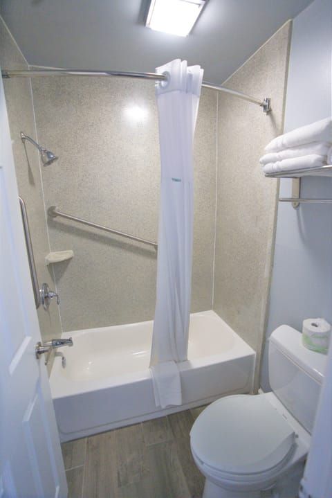 Combined shower/tub, towels