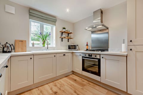 Cedar Cottage Kitchen - StayCotswold