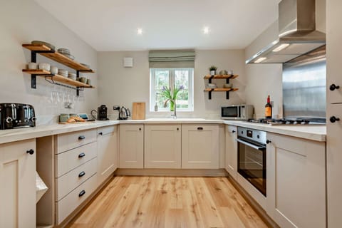Cedar Cottage KItchen - StayCotswold