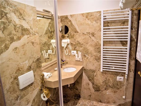 Double Room, Balcony | Bathroom | Shower, rainfall showerhead, free toiletries, hair dryer