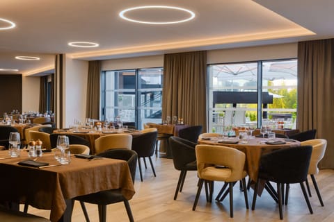 Breakfast, lunch, dinner served; French cuisine, golf course views 