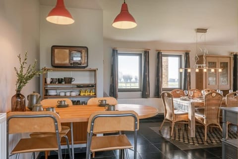 Kitchen with kitchen table for up to 4 people